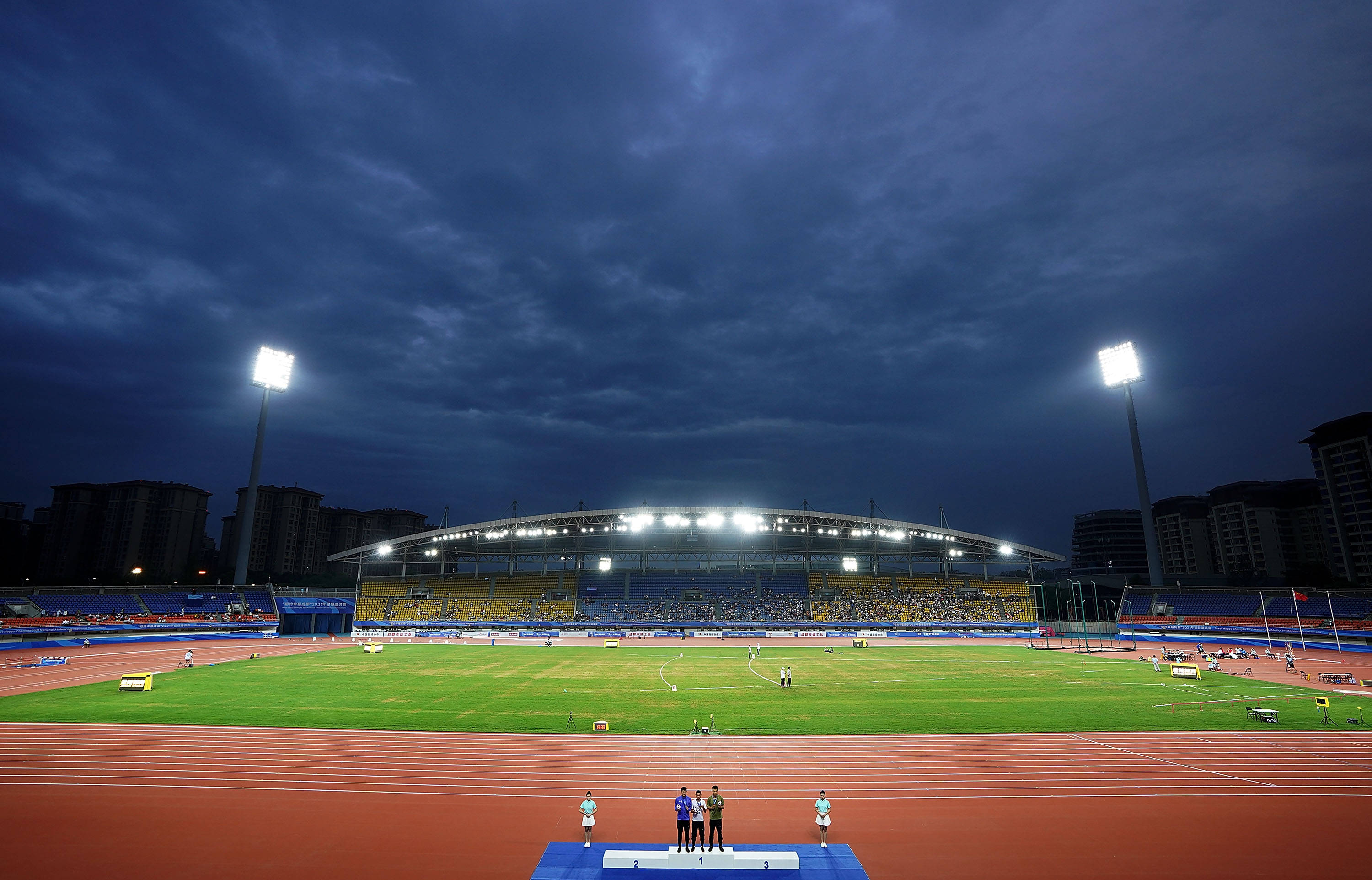 田径——"相约幸福成都"田径邀请赛:男子200米颁奖仪式举行