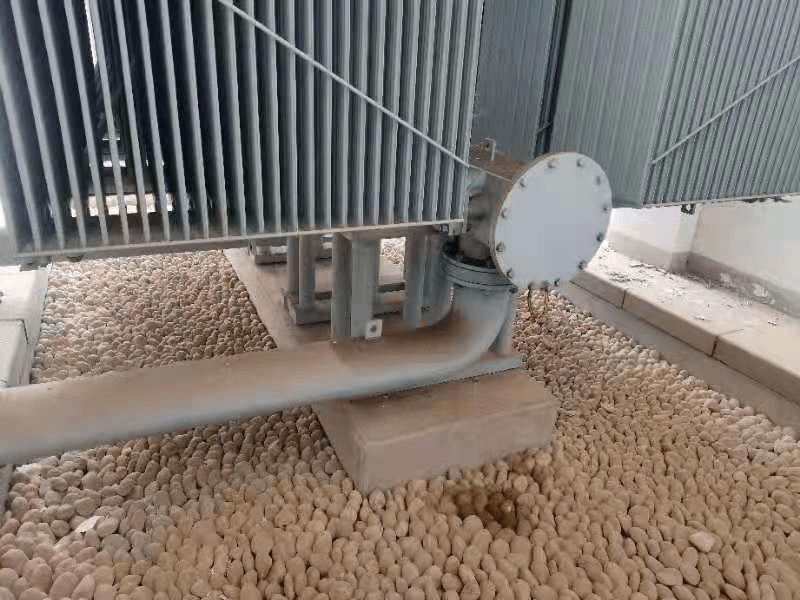 隐患单位庙岭变电站存在问题1,1号,2号主变压器均有渗油现象;2,室外