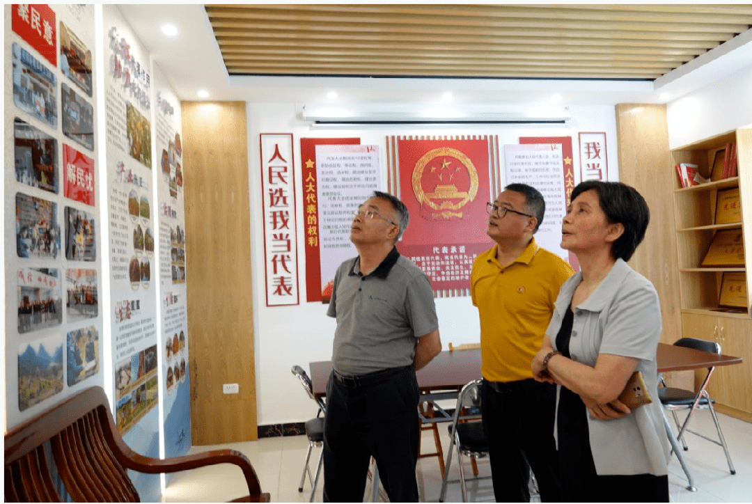 当天,李自军一行首先到葡萄镇人大代表履职活动中心实地查看葡萄镇