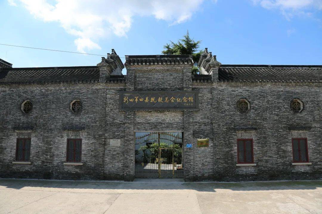 纪念馆位于润州区韦岗街道243省道旁,由韦岗战斗胜利纪念碑和韦岗战斗