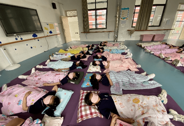 "午休室"室内的文雅生活课程郑东新区永昌小学为学生准备了午睡大礼包