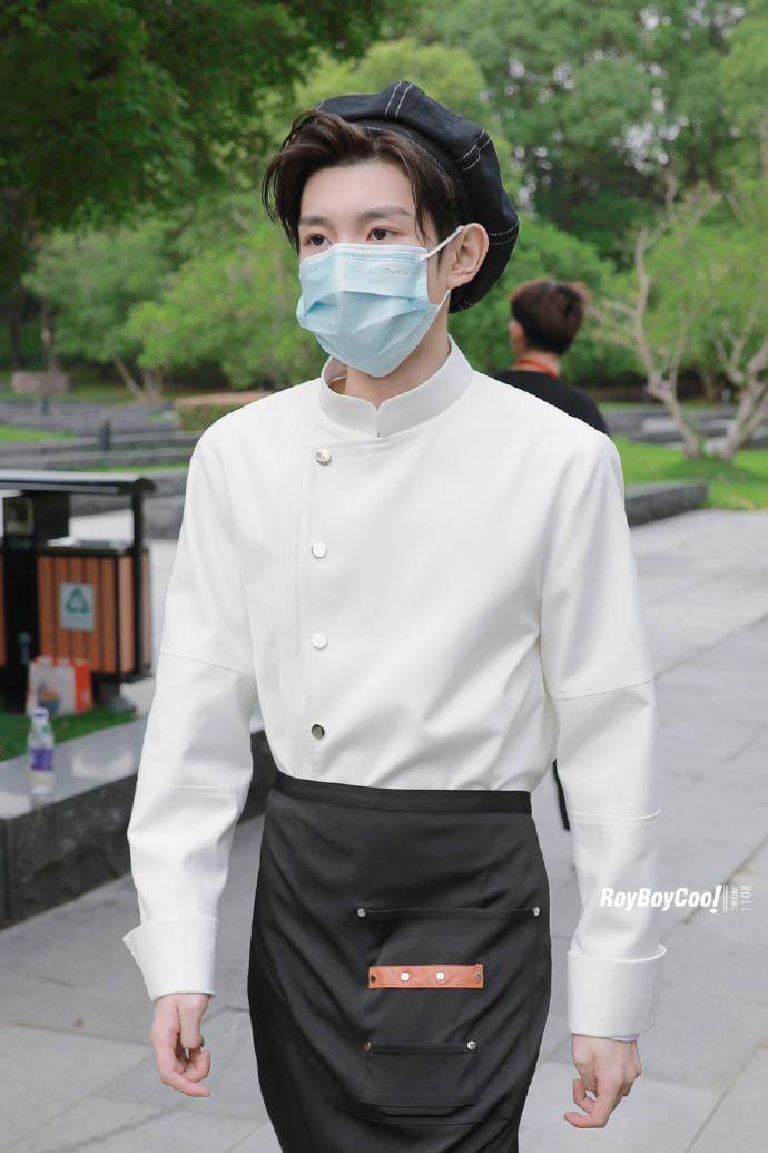 王源厨师造型录制《奇异剧本鲨》 忙碌了一晚上的小王师傅辛苦啦