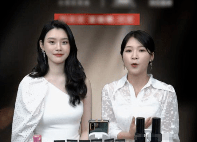 最美孕妇！奚梦瑶挺孕肚现身，侧身勾勒完美曲线，一身行头上百万