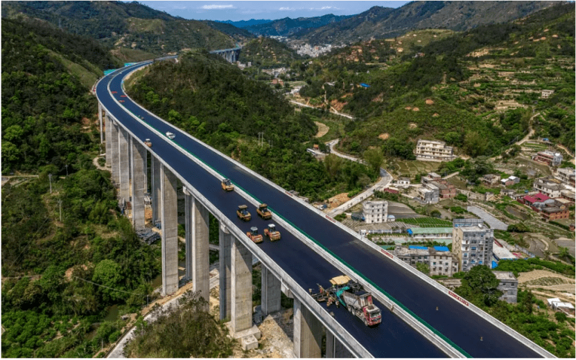 雲茂高速主線路面完工預計6月中旬建成通車