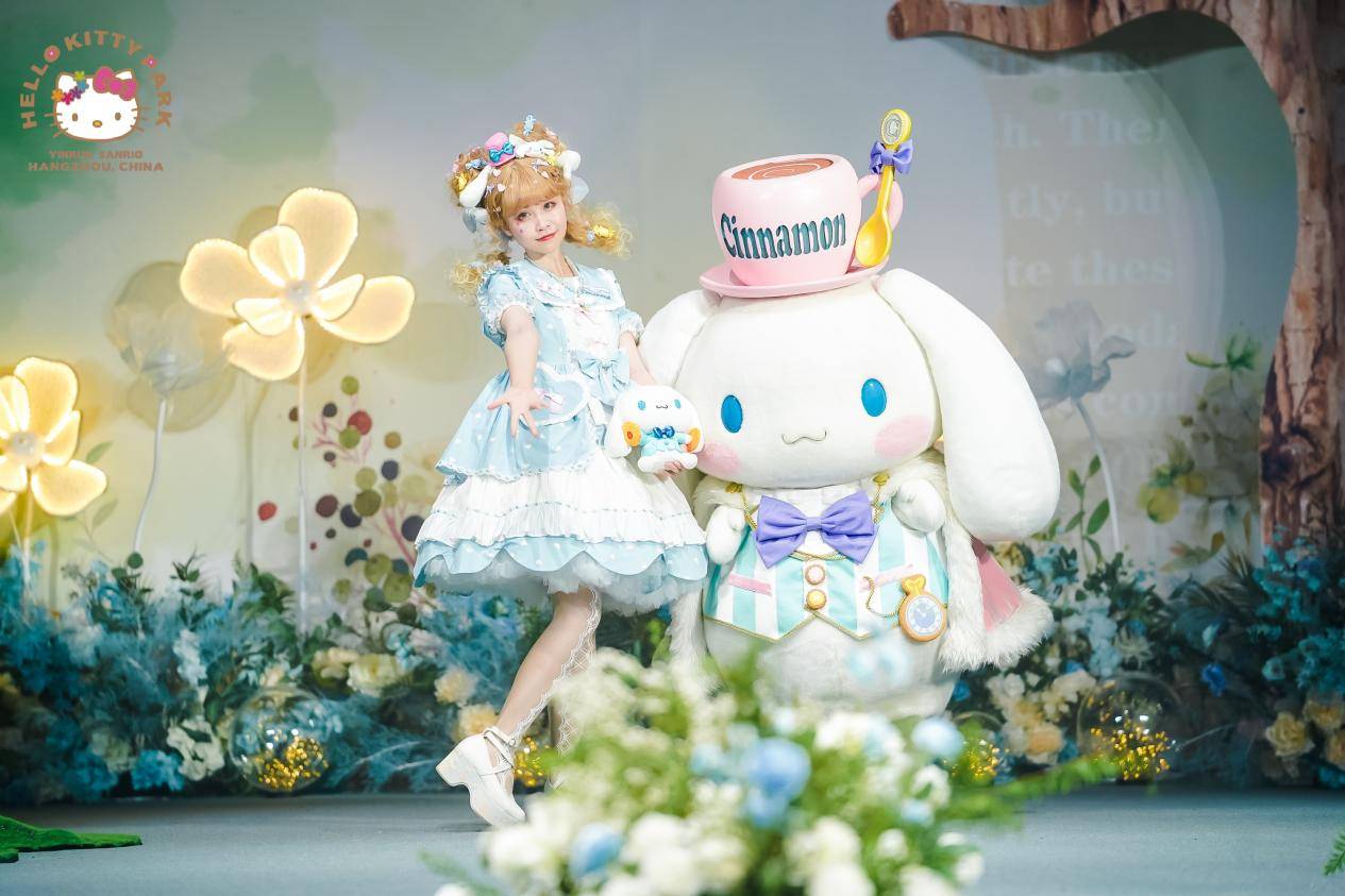 燃炸 百余位lolita少女现身hello kitty乐园