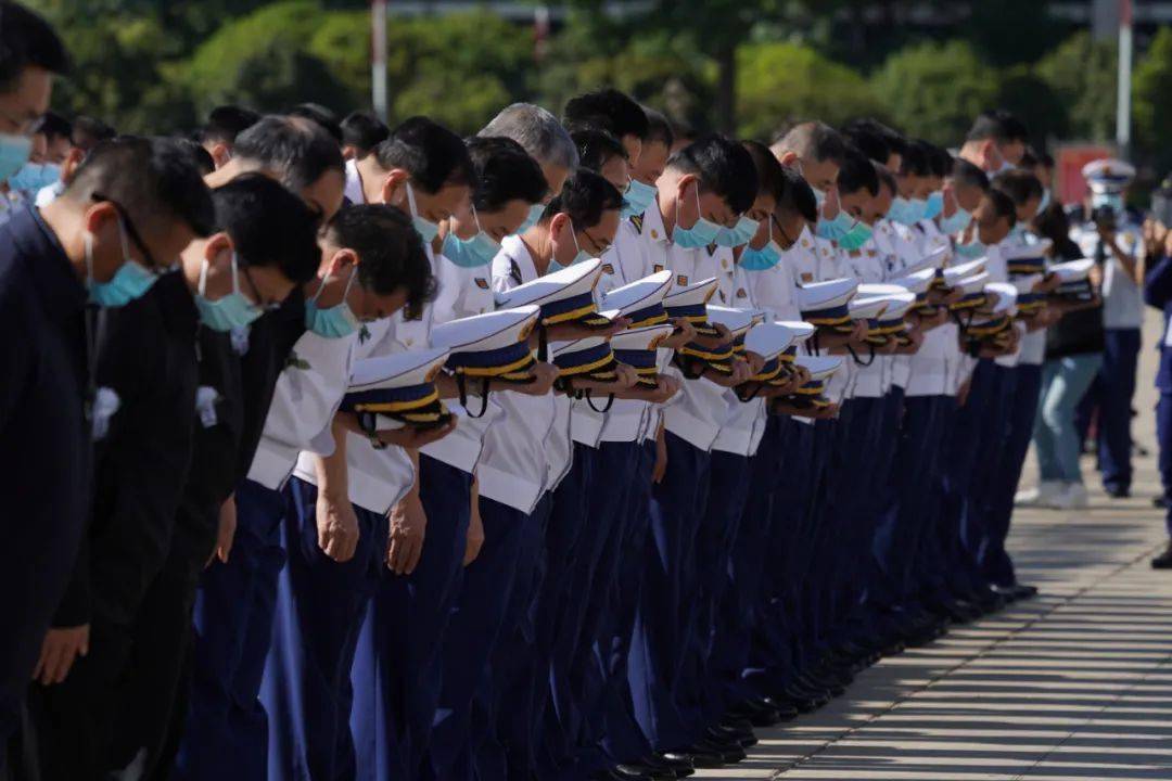 致敬,我们送别烈士!_刘洪