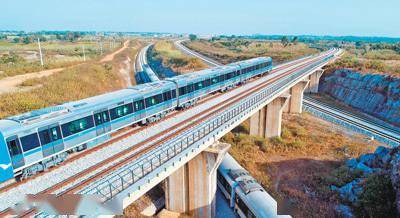 图为中企承建的阿布贾城铁1号线,3号线与阿卡铁路三线交会.