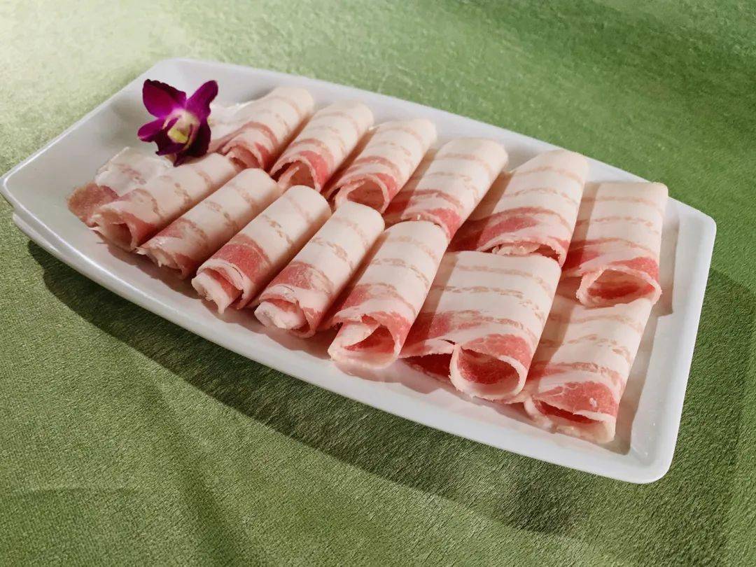 精品肥牛,五花肉 鲜鸭肠 粉嫩嫩的看着都新鲜 锅儿一开就下鸭肠 一