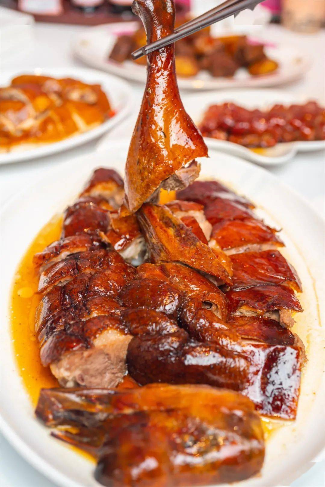 各种港式经典餐品一口入魂的深井烧鹅给你丰富的沉浸式就餐体验~瞬