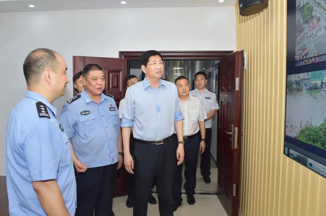 市委常委,秘书长蒋育亮,市公安局党委副书记,常务副局长钟明的陪同下