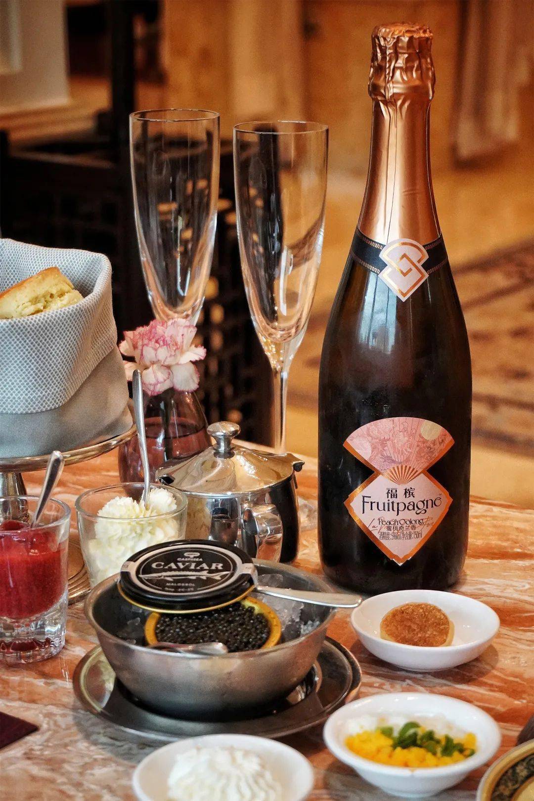 including afternoon tea for 2 people and 1 bottle of fruitpagne