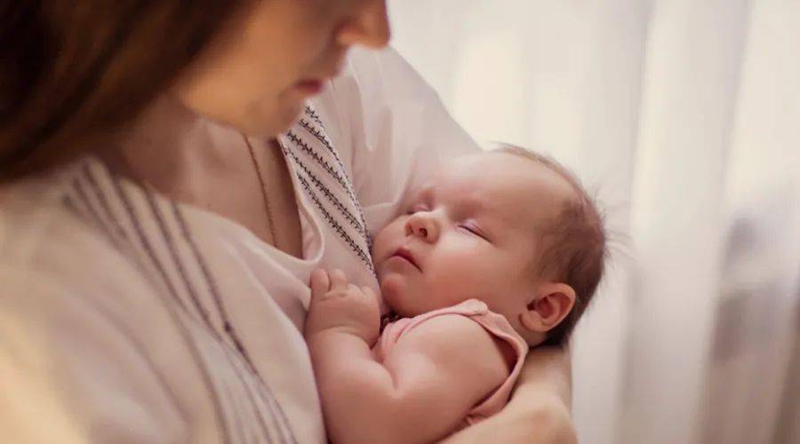 做一个母乳妈妈有多难:一边深夜崩溃,一边咬牙坚持