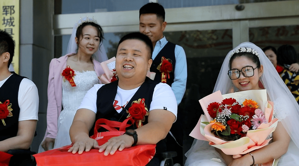 郓城县十对残疾青年喜登婚姻殿堂_新人