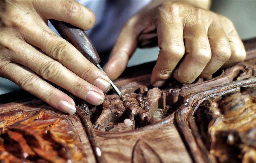 乡土散文:匠人阿牛_雕刻