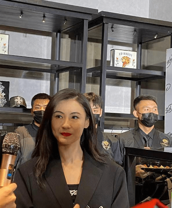 张柏芝商演50名保安护送安保排场大仍遭粉丝强吻事后面露尴尬