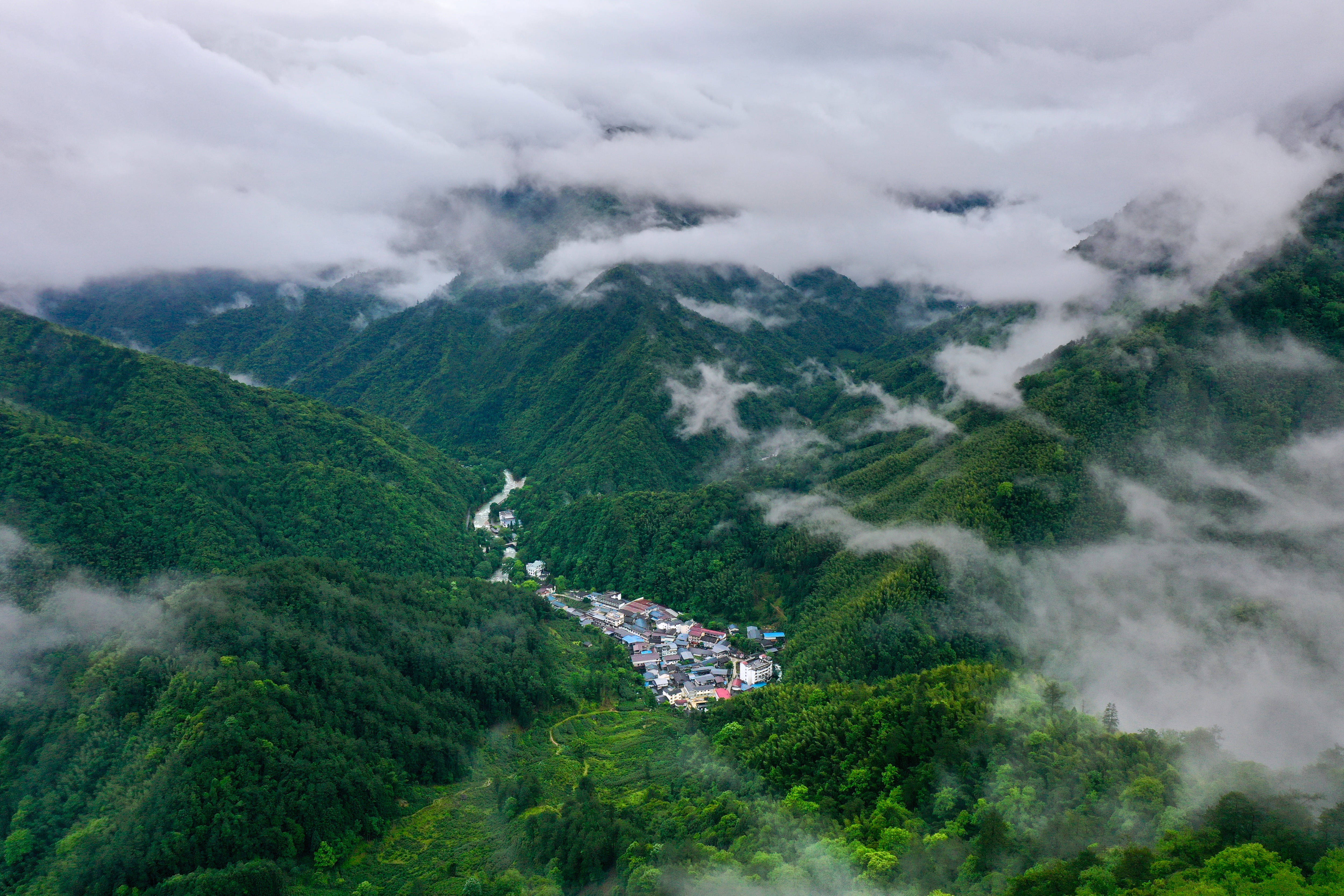 福州,2021年5月18日雨后武夷美5月17日,武夷山国家公园桐木村附近群山