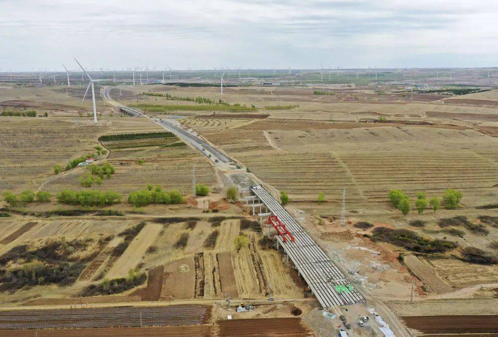 这是5月12日拍摄的河北省尚义县七甲乡境内的张尚高速公路施工现场