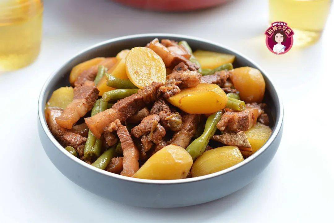茭白|五花肉炖小土豆：土豆软糯，肉块香而不腻，超下饭