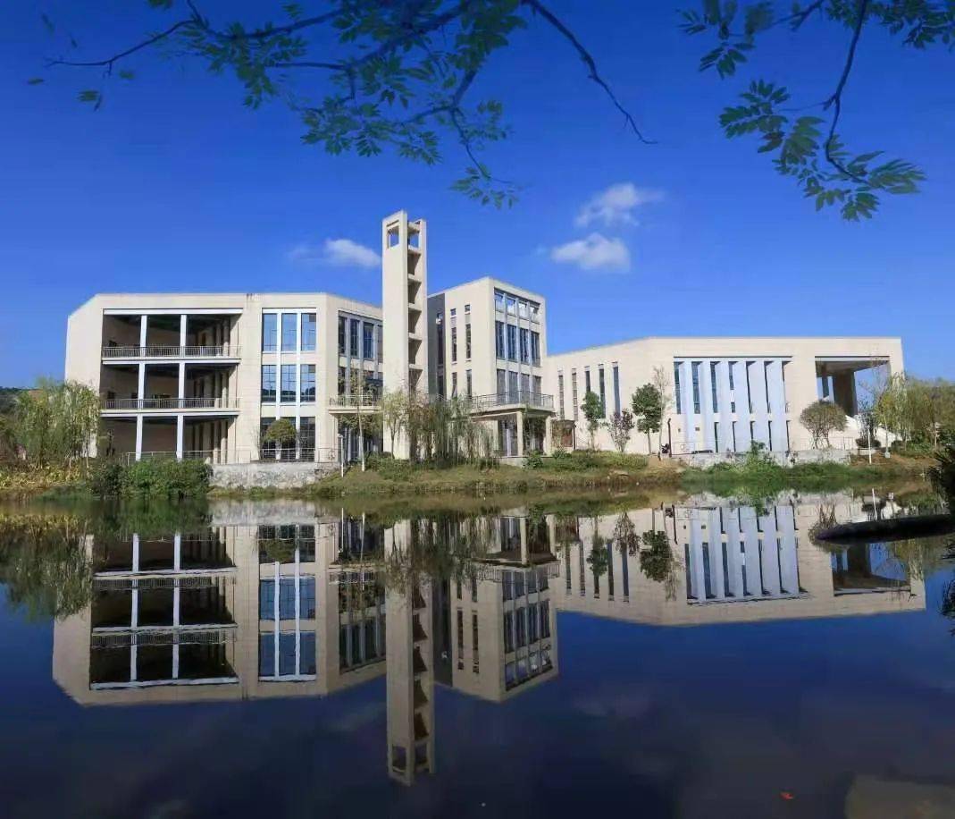 黄慧县长来到平阳中学