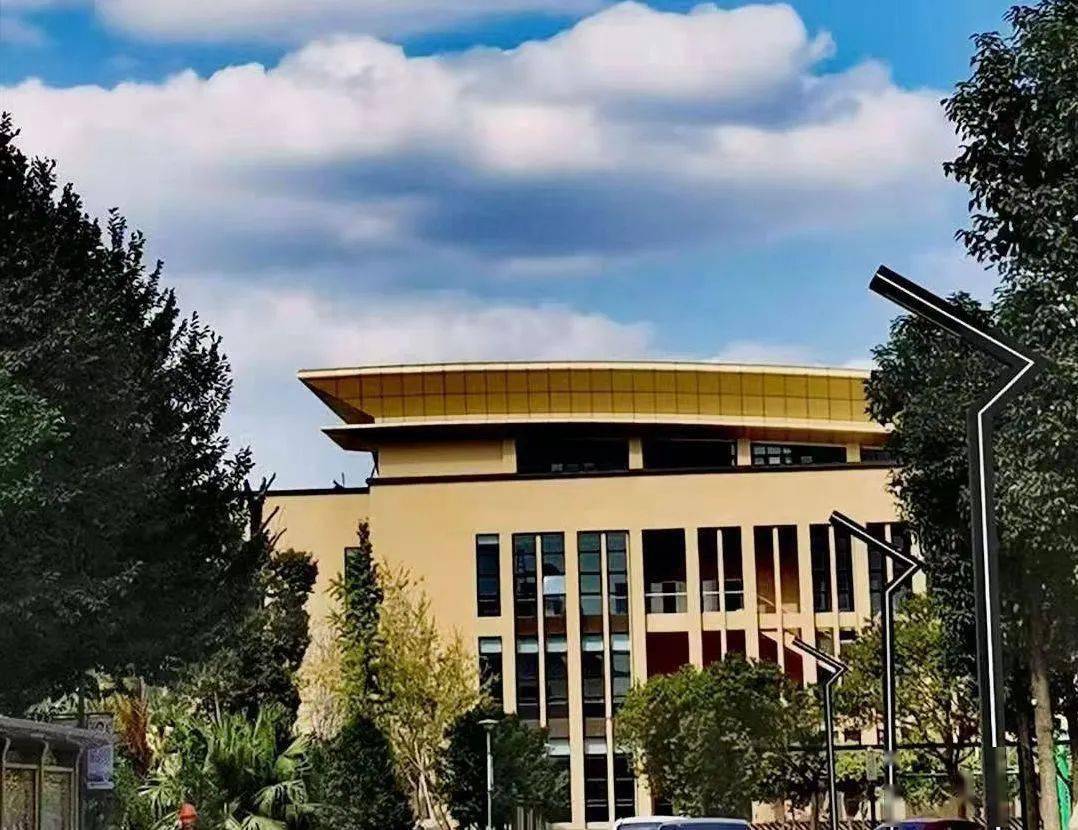 黄慧县长来到平阳中学