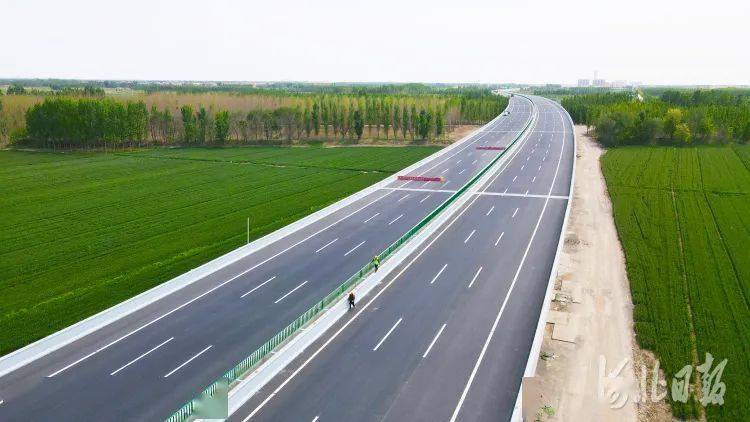 河北日报记者史晟全摄2021年5月10日,中建路桥集团工人在京德高速