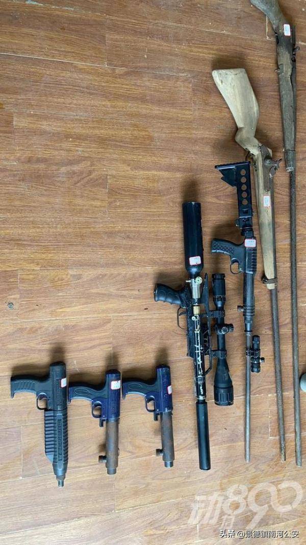 襄阳一男子家中搜出大量枪支弹药!