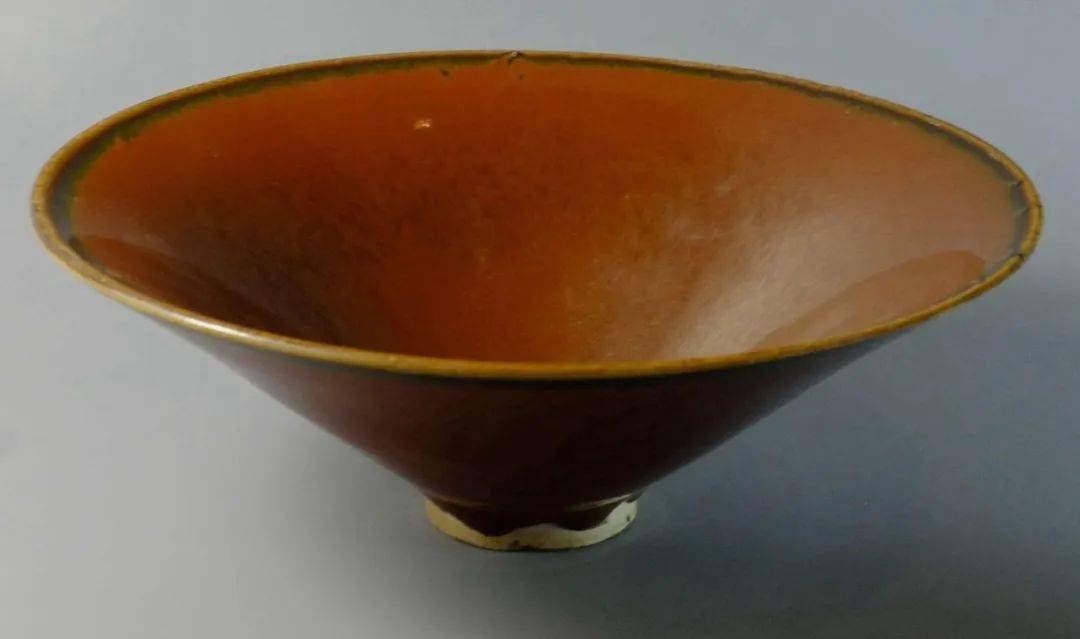 宋代的酱釉没有专门的窑口烧造,而是由其他窑口代烧的.