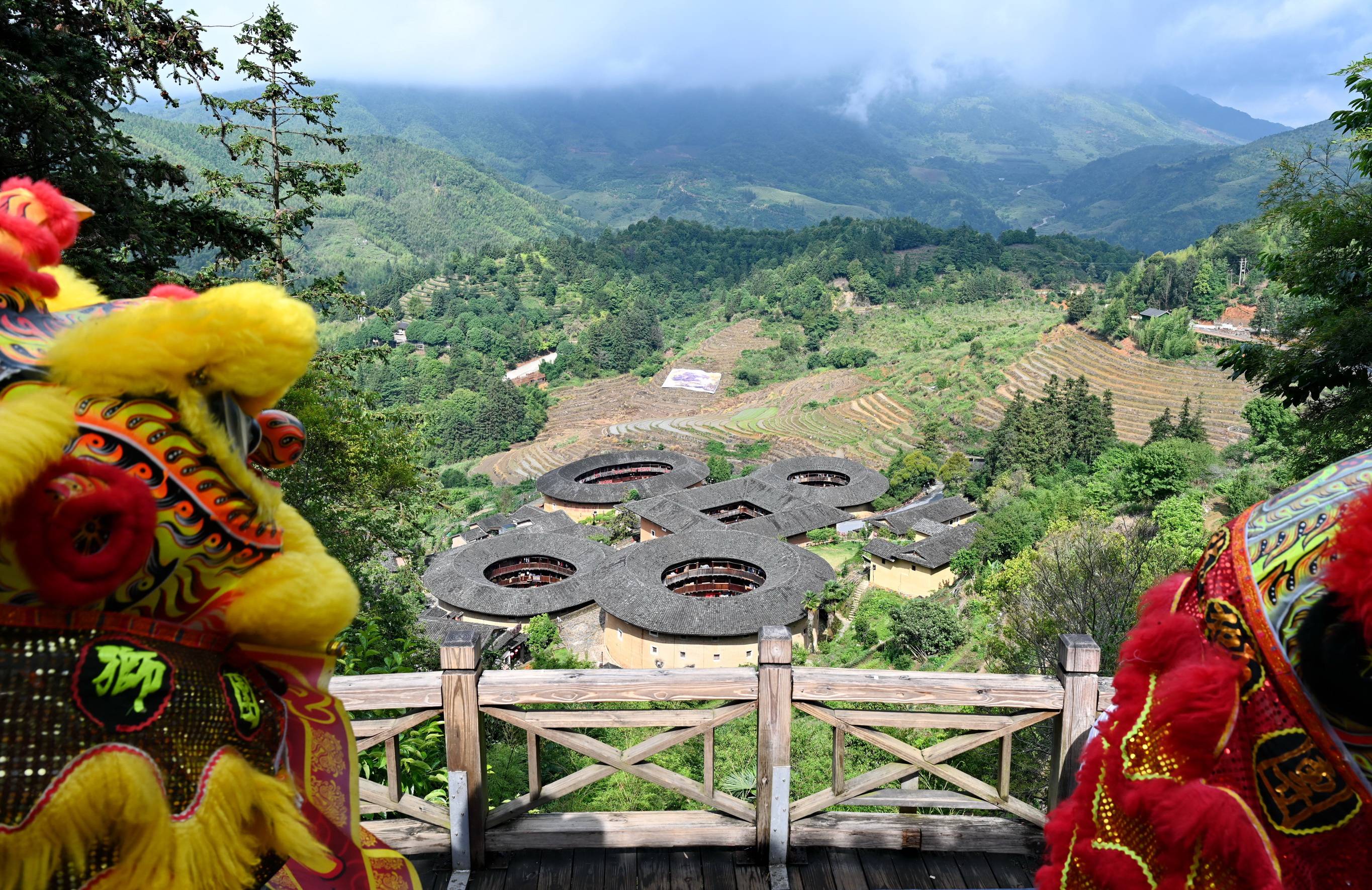 这是在《福建土楼》特种邮票发行现场拍摄的南靖县田螺坑土楼群(5月19