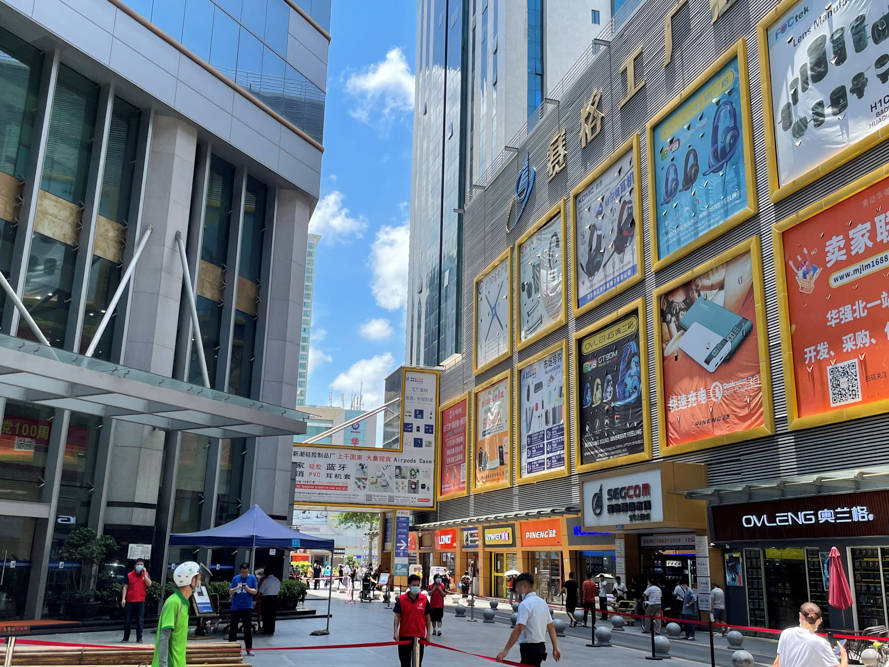 探访深圳赛格大楼专家组进场调查员工或商家进入需放行条