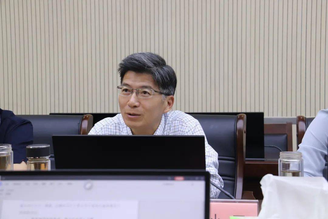 表态发言海盐县人民政府副县长徐胜娟作表态发言徐胜娟副县长对县人大