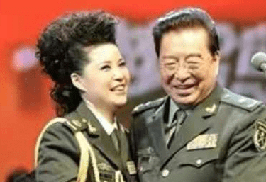 82岁李双和江梦鸽现身,娇妻梦鸽白到发光