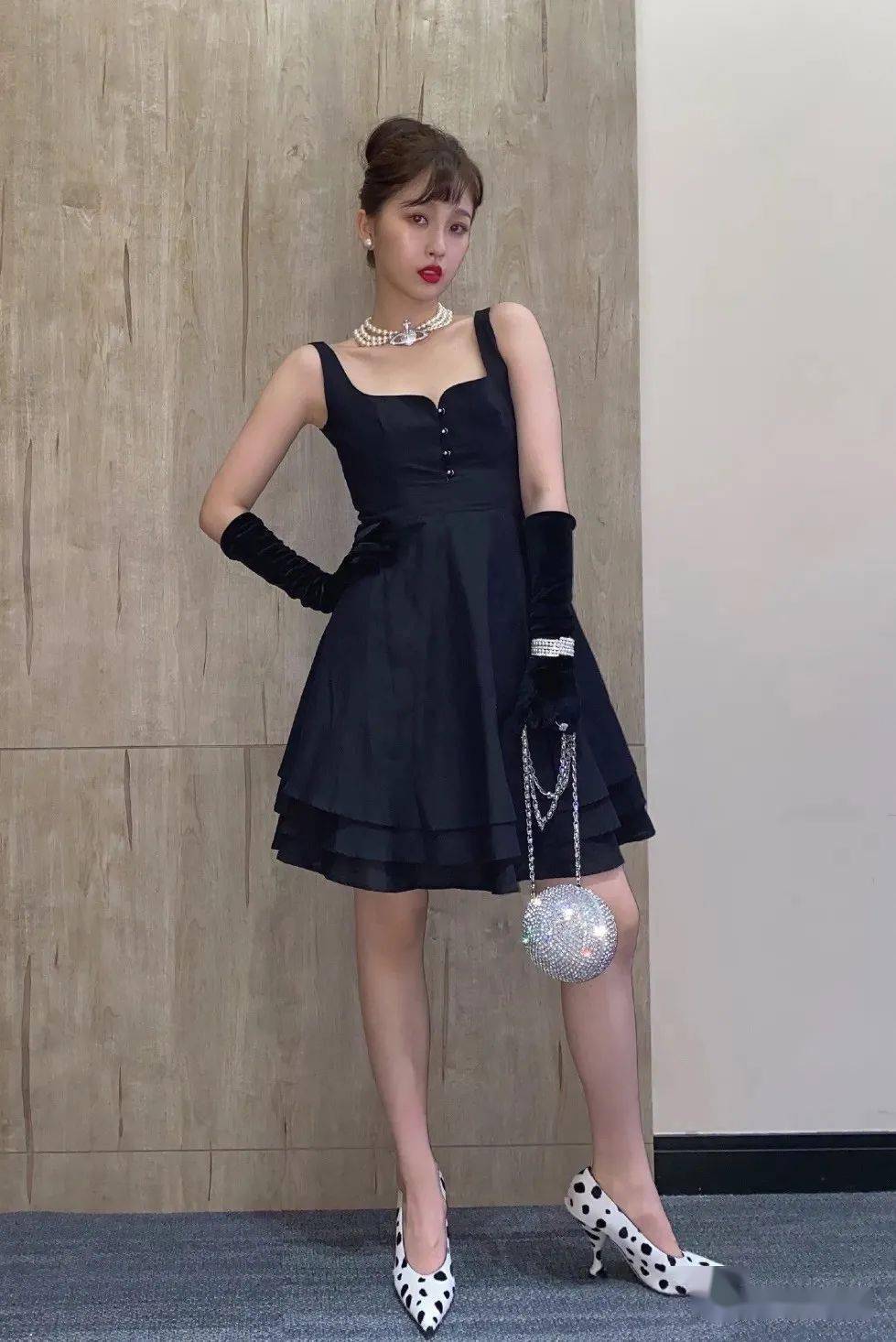 小黑裙搭什么包包 803c2d2dedf145beb776655dfd8c3d92.jpeg