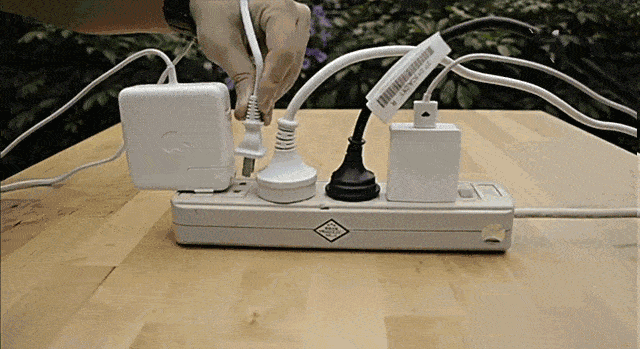 家中起火原因竟是小小的电插座