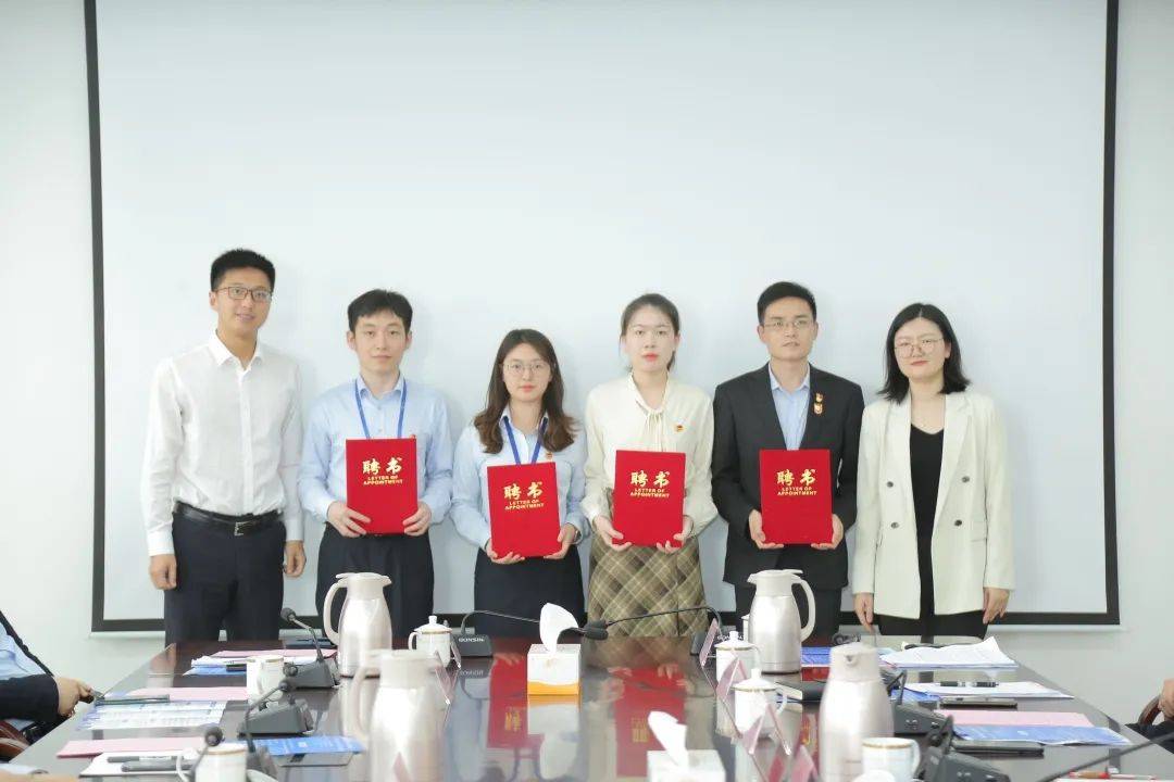 团市委副书记蒋妍,翟维佳向"创翼"青年志愿服务队代