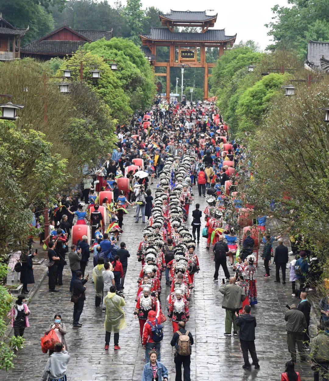 5月19日,松桃苗族"四月八"文化艺术节也在正大镇苗王城景区举行,吸引