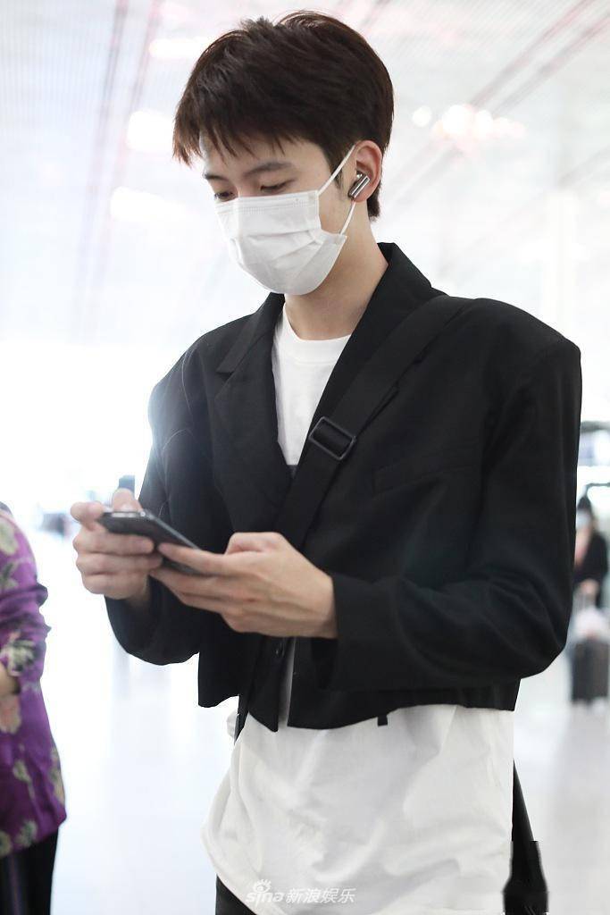 陈宥维穿黑白look简约帅气口罩难掩高颜值大长腿抢镜
