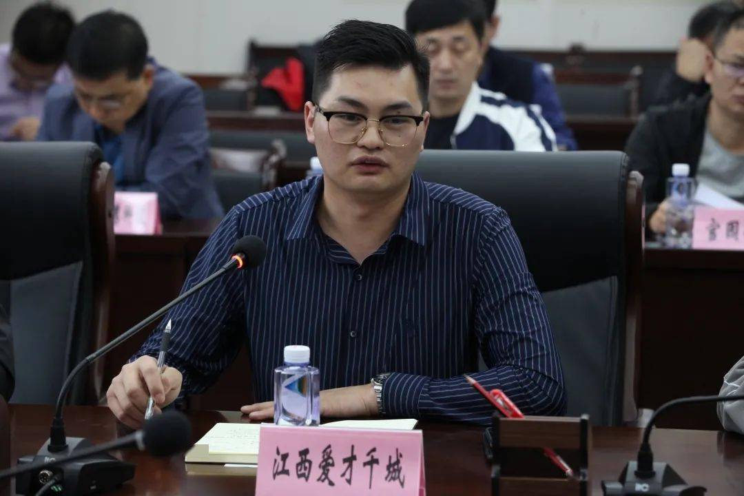 新区党工委副书记,管委会主任李雪梅主持会议并讲话