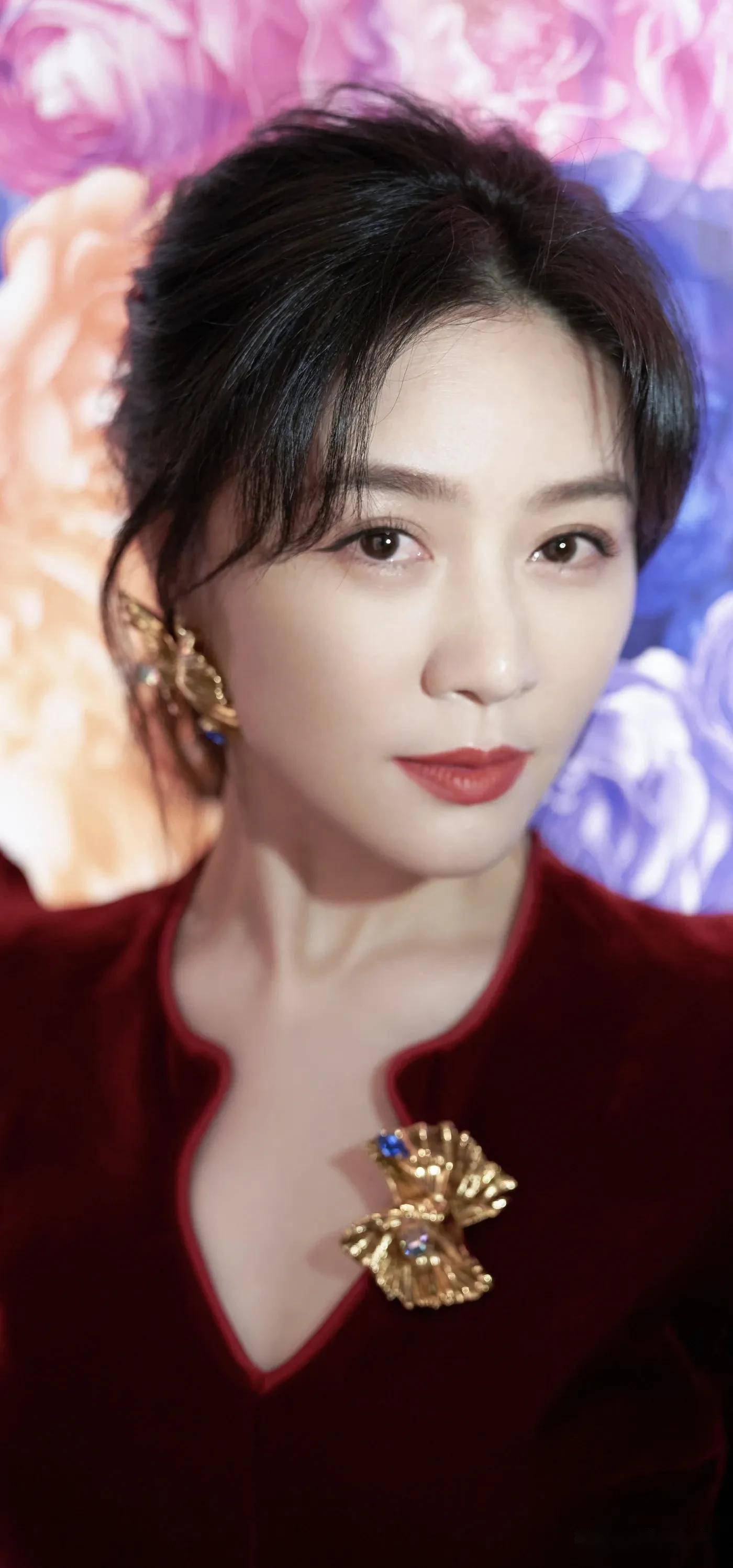 抹胸性感而高贵v领亦神秘而多情气质满满的女人味