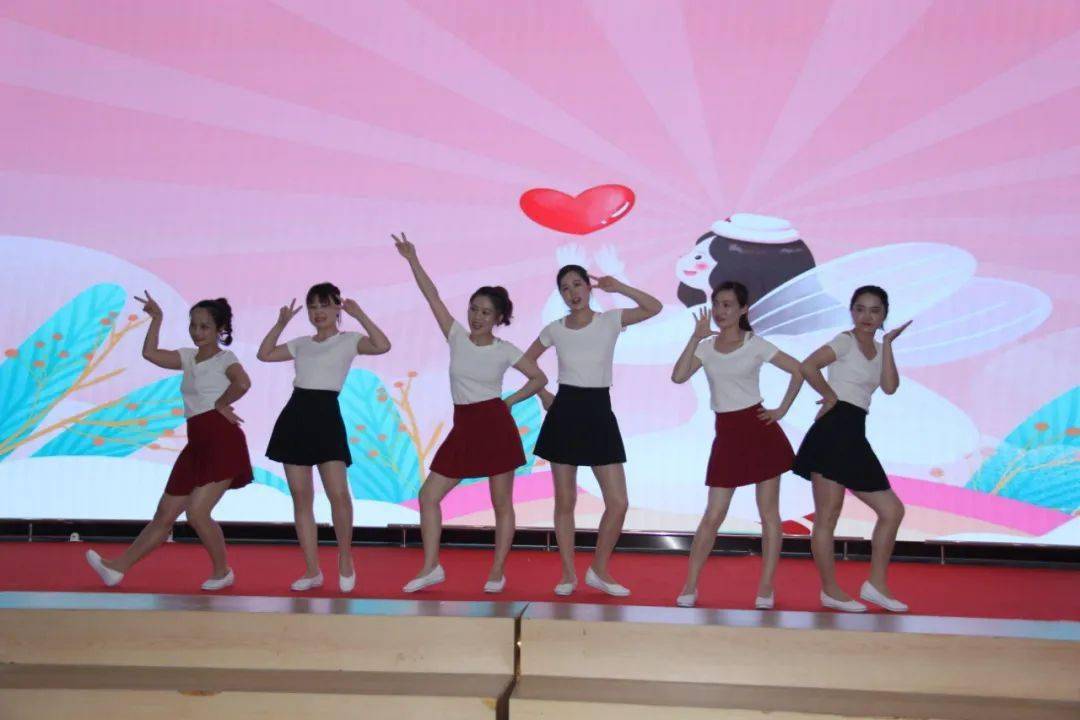 舞蹈《阳光天使》栀子乐队《萱草花》集体合影更多精彩花絮扫一扫