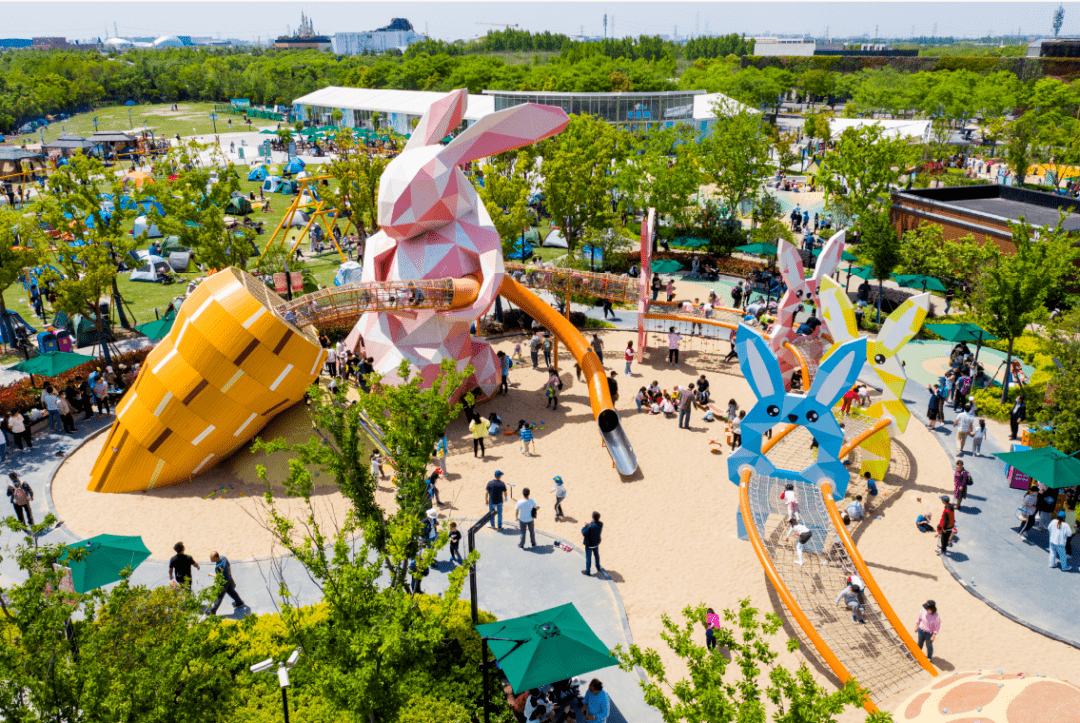 新开高颜值游乐场 由景区正门主入口进入后右转,  来到了马卡龙色系的