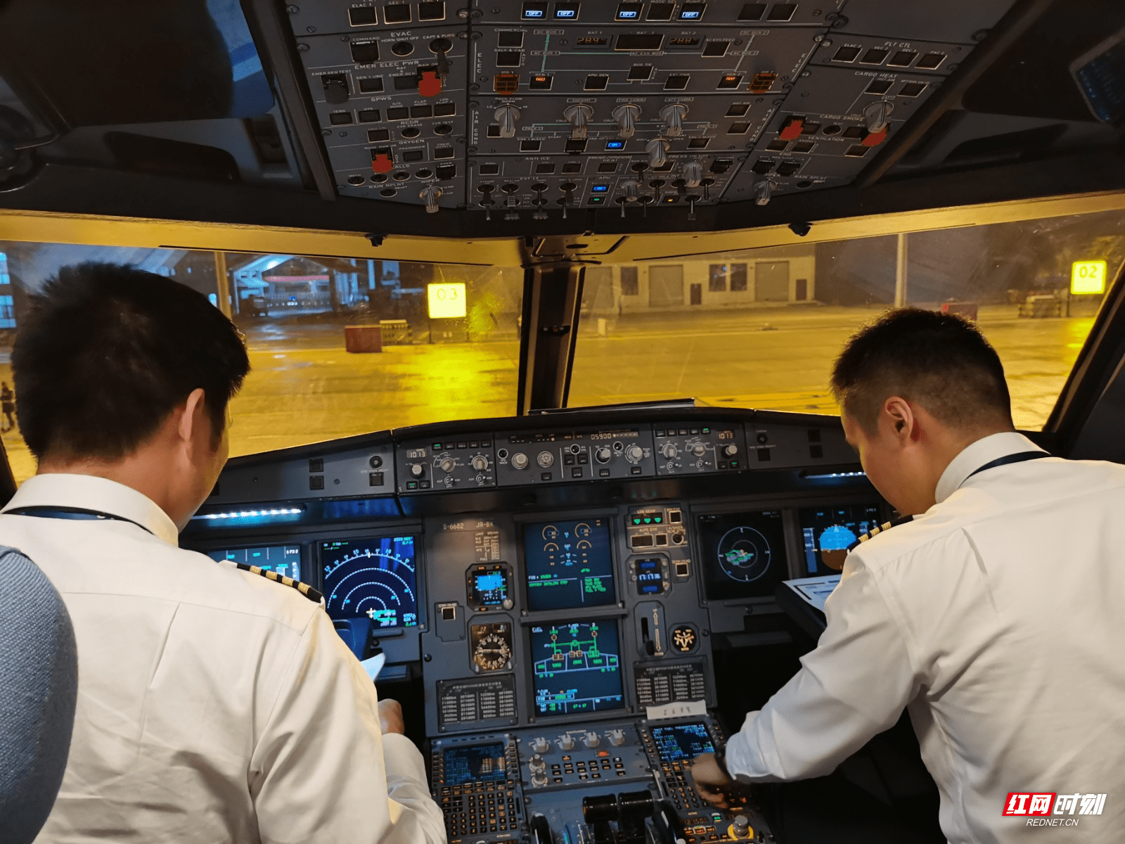 21日23时06分,一架中国南方航空空客a320客机平稳降落在郴州北湖机场