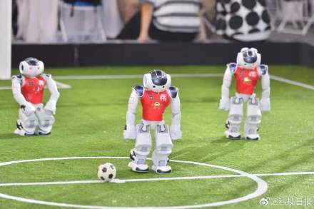全靠|6个机器人踢球全靠一个“大脑”