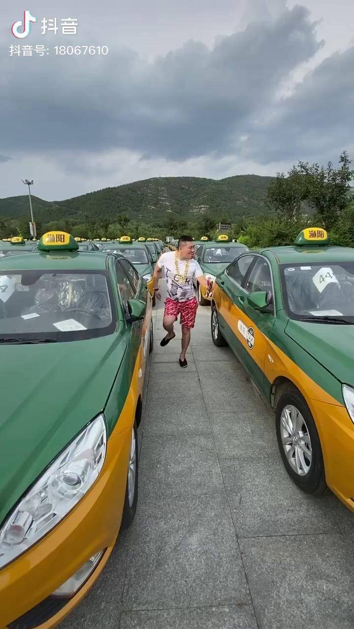 北京富二代提了100000辆出租车太霸气了抽根华子抽别的掉头发有事给哥