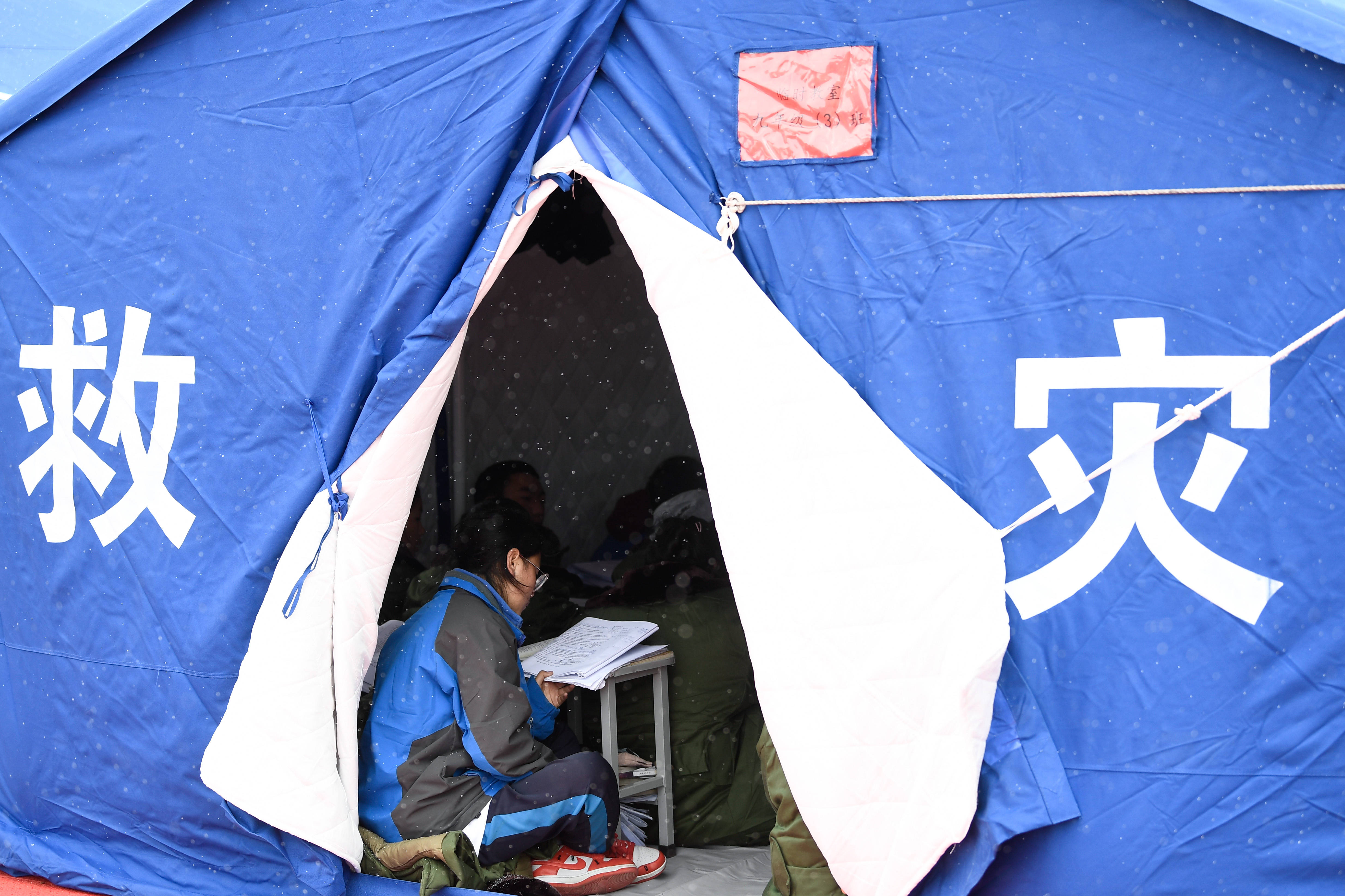 学生支起小帐篷图片
