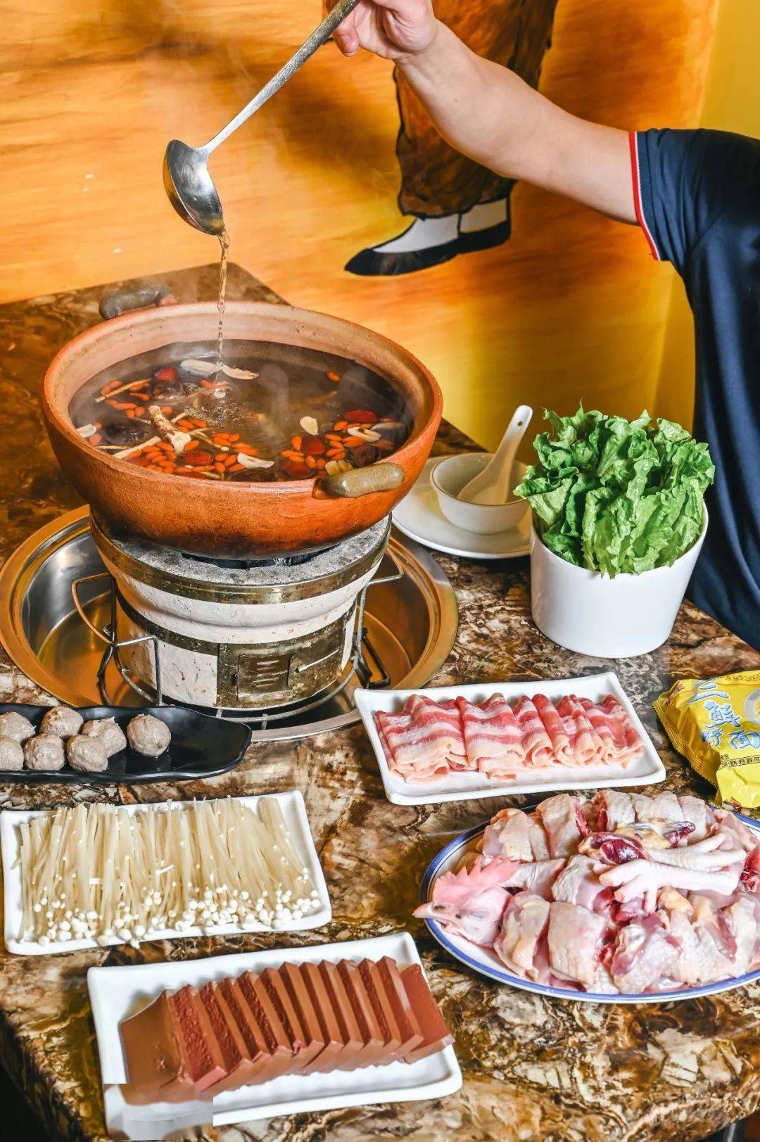 海珠石溪0699秒303元4人炭炉鸡煲套餐阳山鸡皮滑肉嫩紧致弹牙肥牛肉