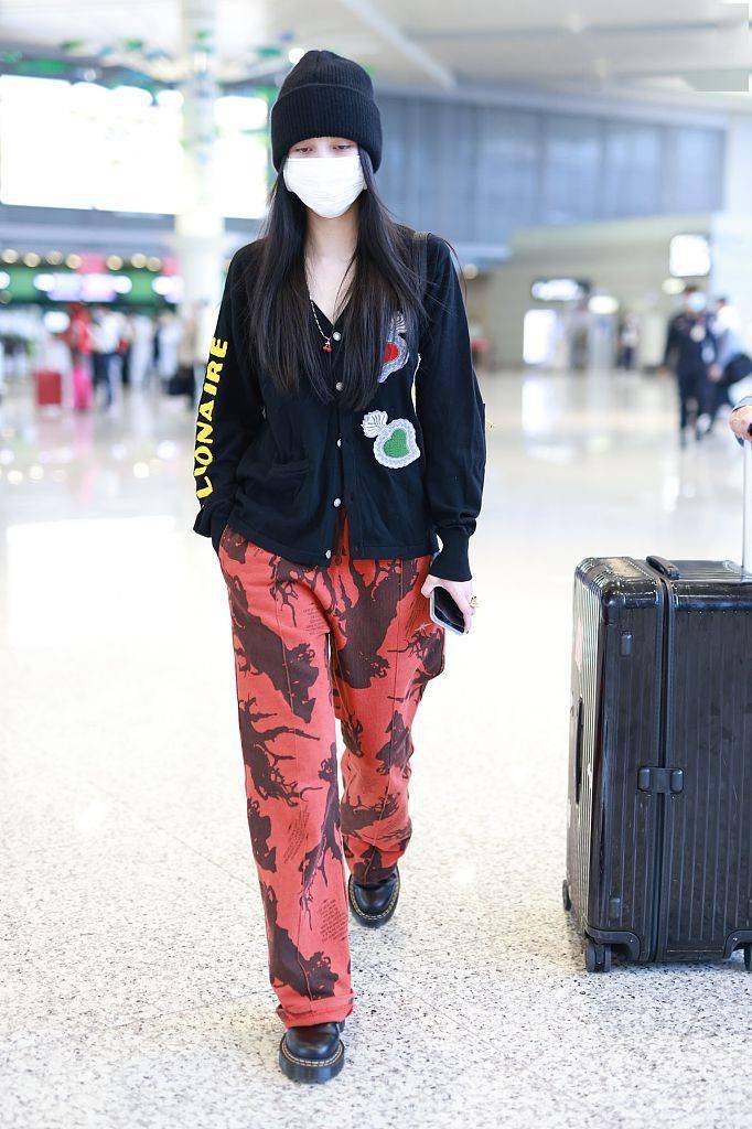 2021年5月23日,上海,宋妍霏机场街拍. 上衣:whensmokeclears 长裤:i.