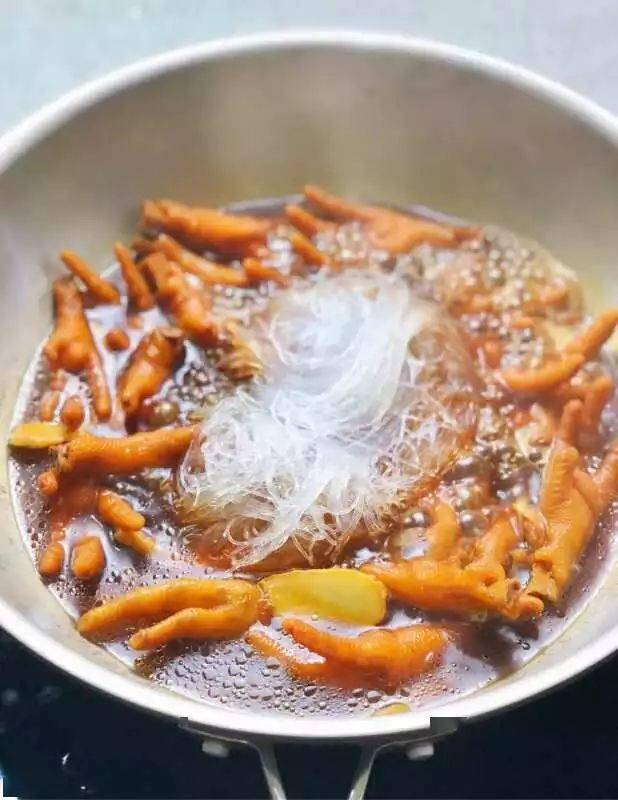 6,炖至鸡爪变软烂,放入粉丝7,搅拌均匀,转大火收汁8,最后根据个人习惯