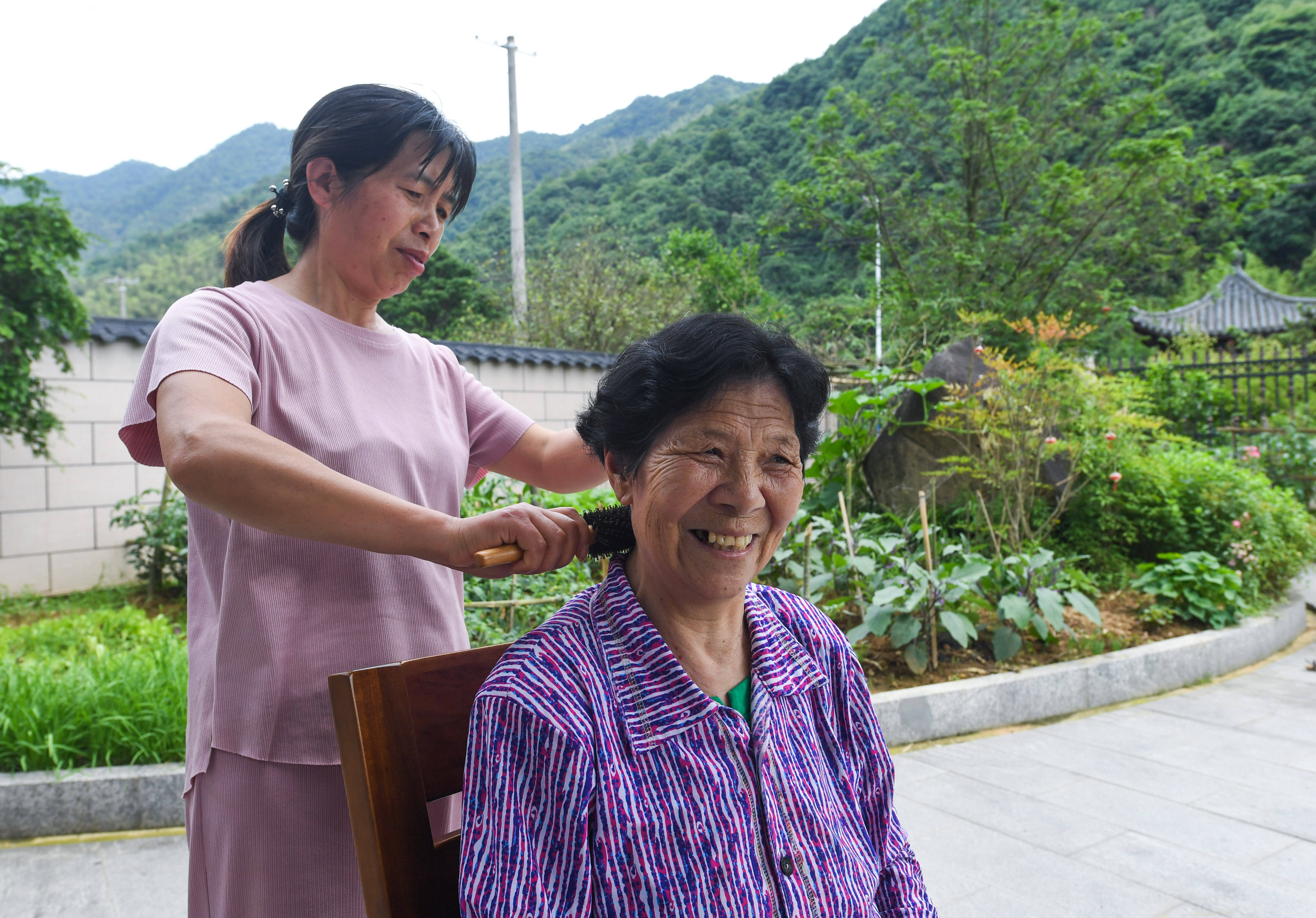 5月24日,永昌镇唐昌村村民方芽娟在给74岁的婆婆闻菊芽梳头,她家是村