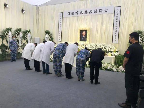 吴孟超追悼会没有哀乐 放的是 国际歌 病人