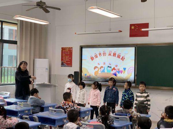 忆学长惜米粮江岸区汉铁小学师生缅怀袁隆平